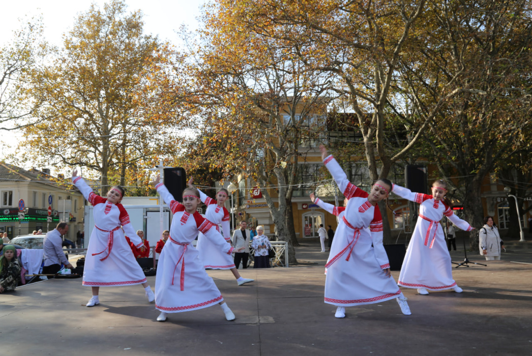 Сырная дегустация и свежие продукты на ярмарке
