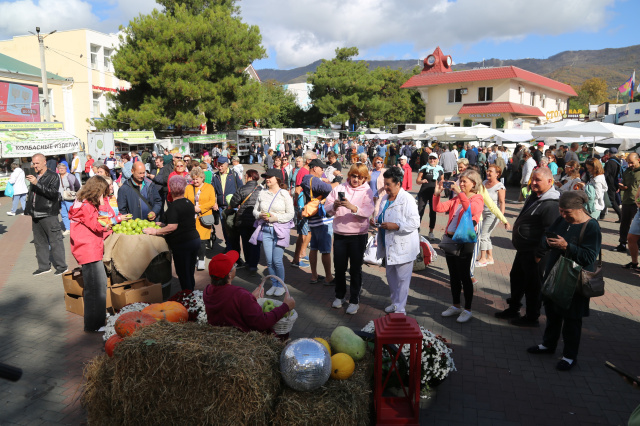 На ярмарке в Геленджике — местные яблоки на дегустации