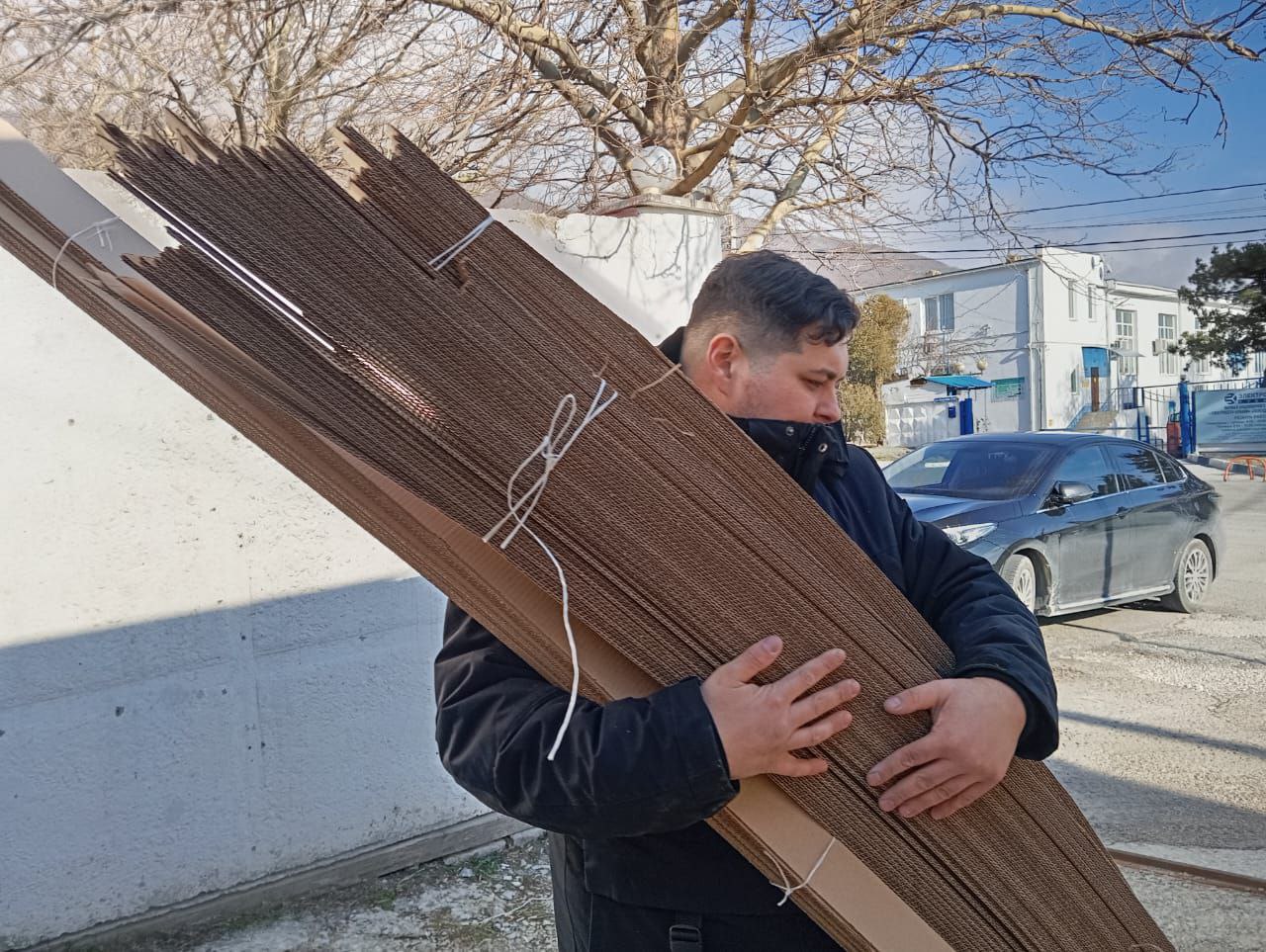 Депутат Совета молодых депутатов Думы Геленджика Сергей Гусев, привез для волонтерской группы "Живи, солдат" картон для изготовления окопных свечей. Депутат Совета молодых депутатов Думы Геленджика Сергей Гусев, привез для волонтерской группы "Живи, солдат" картон для изготовления окопных свечей.