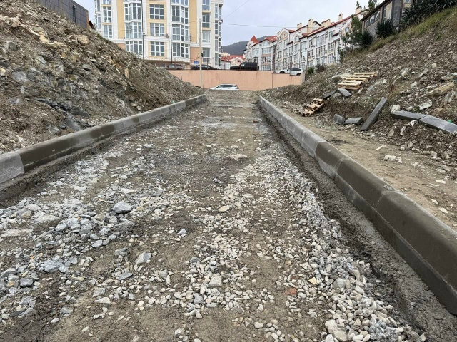 Между ул. Верхняя и ул. Средняя начались работы по асфальтированию проезда.