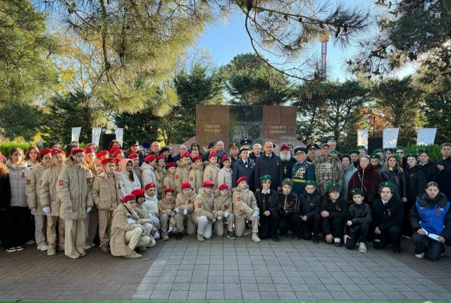Сегодня глава Геленджика Алексей Алексеевич Богодистов, председатель городской Думы Михаил Дмитриевич Димитриев, депутаты, молодежь, ветераны и жители города почтили память погибших в войне на территории Чеченской Республики.