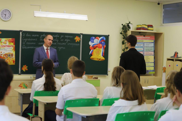 Алексей Богодистов посетил линейку в школе №8 им. Ц.Л. Куникова