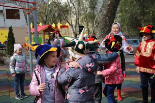 В Геленджике проводили зиму с песнями и плясками В Геленджике проводили зиму с песнями и плясками