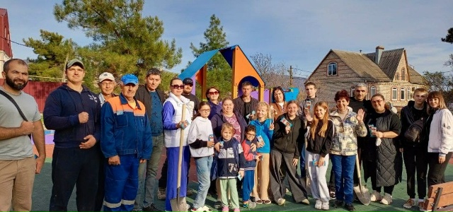 В мкр. Голубая Бухта по ул. Пограничная, 42 жители района вместе с руководитем ТОС и депутами Думы Геленджика посадили деревья. В мкр. Голубая Бухта по ул. Пограничная, 42 жители района вместе с руководитем ТОС и депутами Думы Геленджика посадили деревья.