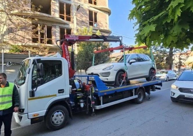 В Геленджике усиливают работу по освобождению дорог от транспорта, припаркованного с нарушением 