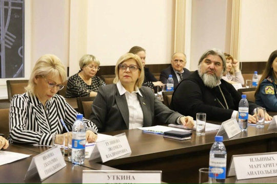 На расширенном заседании комиссии по делам несовершеннолетних под председательством вице‑губернатора Александра Сергеевича Руденко и с участием заместителя главы Янины Владимировны Скориковой подведены итоги работы 2025 года.