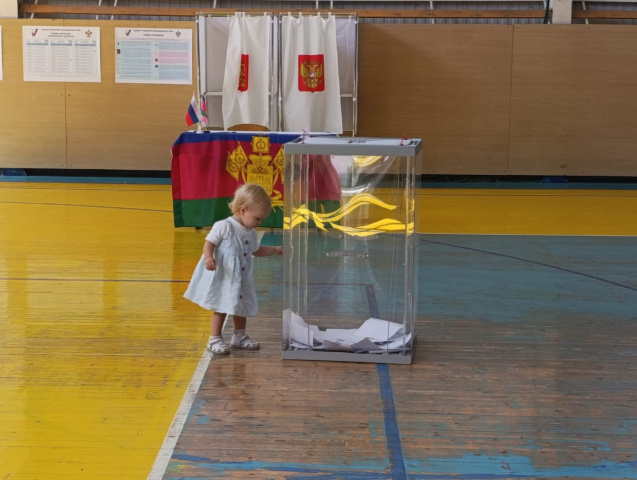 Самый маленький будущий избиратель проявляет большой интерес к выборам