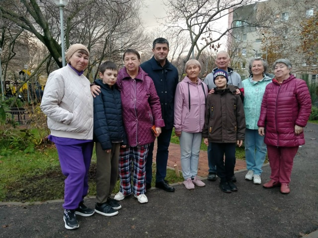 В мкр. Южный на ул. Островского, 135 жители района вместе с заместителем председателя Думы Геленджика Иваном Александровичем Павлиди посадили дубы и платаны.