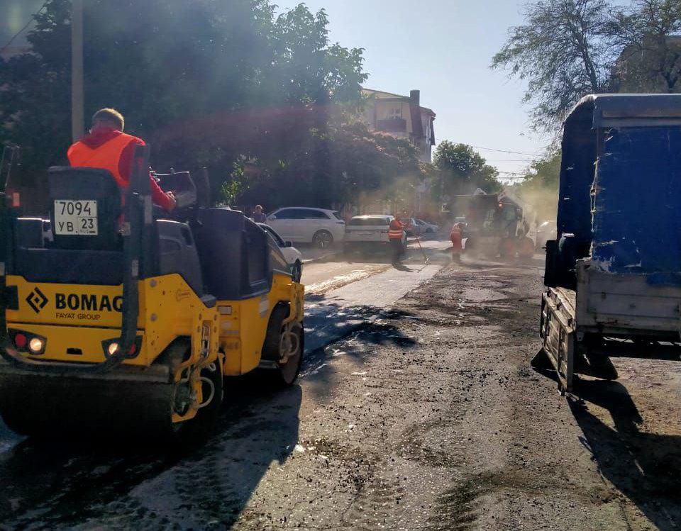 В Геленджике продолжается текущий ремонт автомобильных дорог.