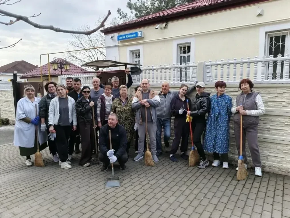 Медики и соцработники Геленджика навели порядок на своих территориях