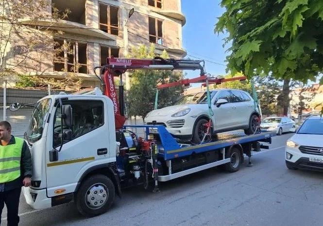 В Геленджике усиливают работу по освобождению дорог от транспорта, припаркованного с нарушением 