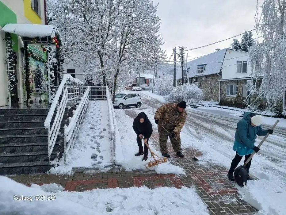 Жители Большого Геленджика активно подключились к уборке придомовых территорий после снегопада