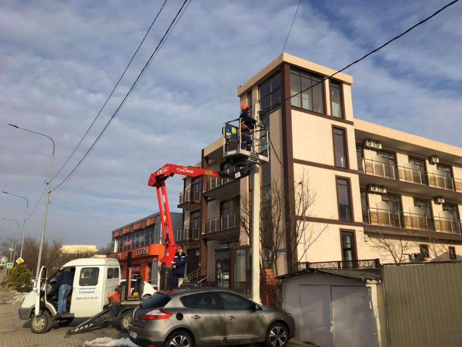 В Геленджике сносят самострои