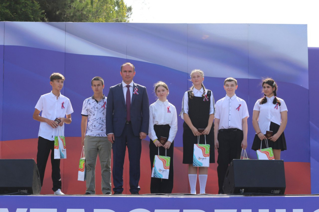 Шесть геленджичан получил паспорта в День Государственного флага РФ