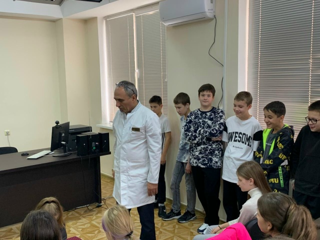 Учащиеся 6‑х классов школы № 8 посетили станцию скорой помощи.