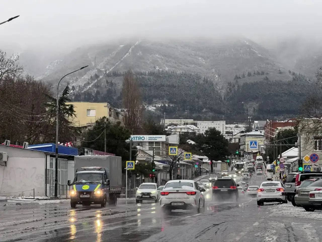 По данным ЕДДС Геленджика до конца суток на курорте ожидаются осадки в виде мокрого снега По данным ЕДДС Геленджика до конца суток на курорте ожидаются осадки в виде мокрого снега