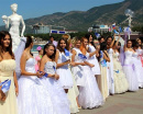 «Шуточный ЗАГС», парад невест и церемония «Обручальное кольцо»  - все это на Дне города в Геленджике