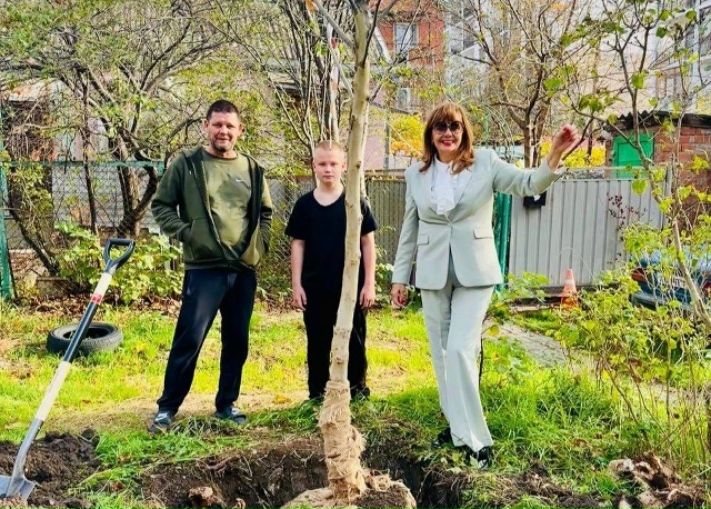 На ул. Горная и Серафимовича жители города вместе с депутатом Думы Геленджика Лилией Владимировной Отто посадили платаны.