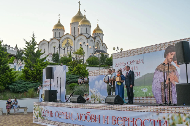 В Андреевском парке отметили День семьи, любви и верности 