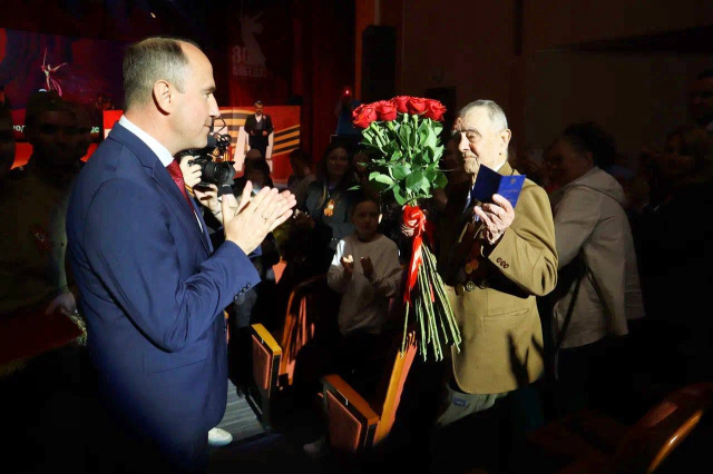 На праздничном концерте ко Дню Победы вручили медаль Куникова Виктору Романовичу Пошкурлату