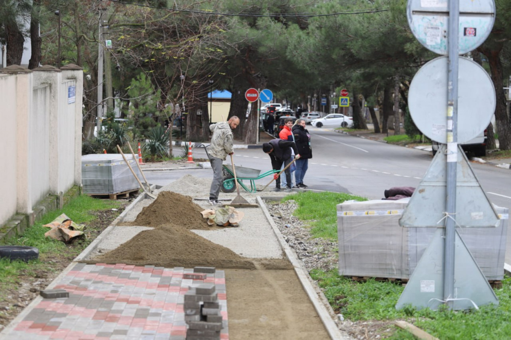 В Геленджике продолжается ремонт тротуаров