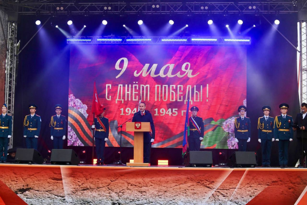 Праздничный концерт прошел на Центральной площади курорта Праздничный концерт прошел на Центральной площади курорта