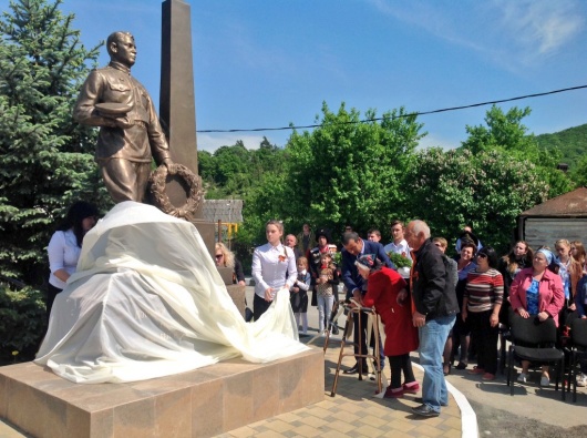 В Геленджике ко Дню Победы открыли новый памятник
