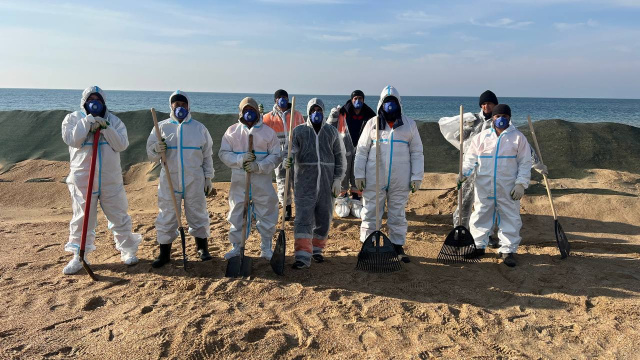 Геленджичане продолжают уборку на пляжах Анапы