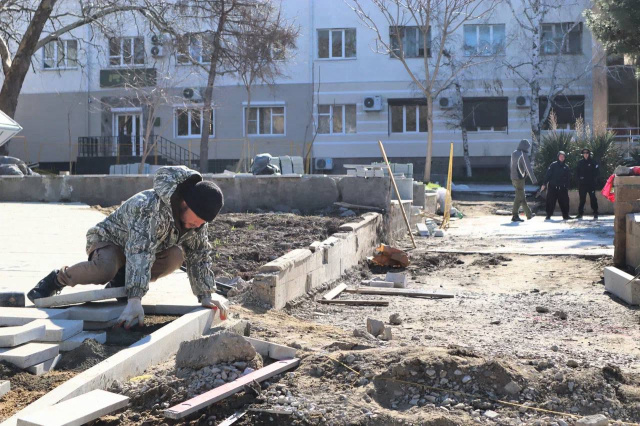 Благоустройство территории возле отделения "Почты" в центре Геленджика