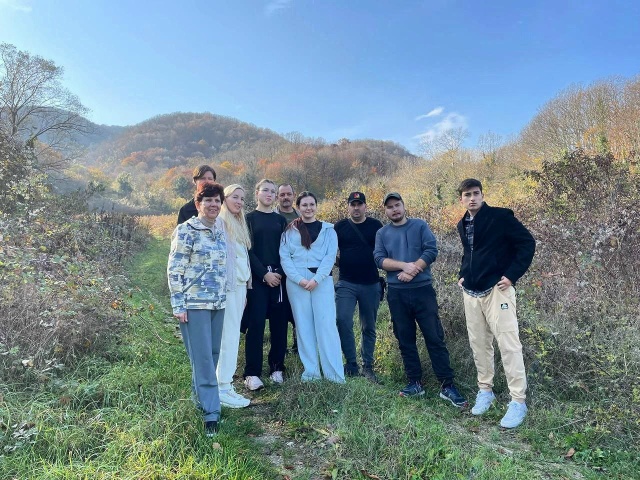 Осенний лес встретил участников проекта Совета молодых депутатов Думы Геленджика «Экологический дозор» неповторимой палитрой красок.