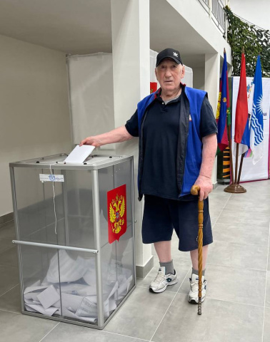 Голосует футбольная легенда Геленджика Дмитрий Муратиди