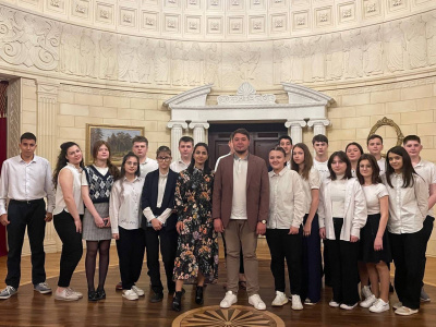 Молодой депутат Думы Геленджика Александр Алексеев встретился с учениками 8б класса школы  с. Кабардинка.