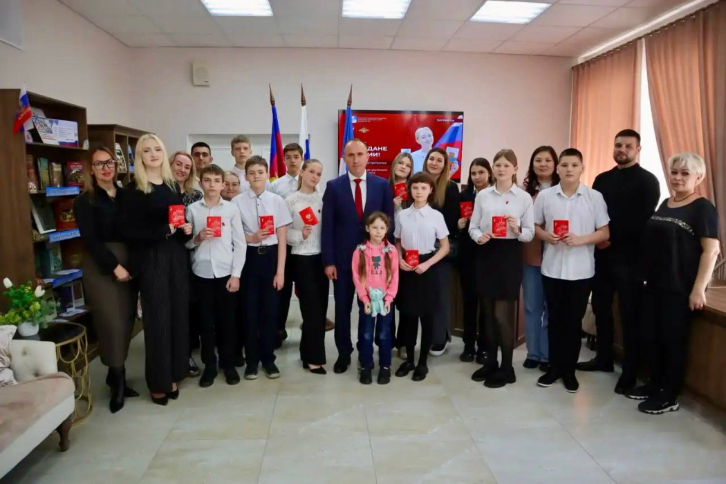 Глава города-курорта вручил паспорта юным жителям Геленджика