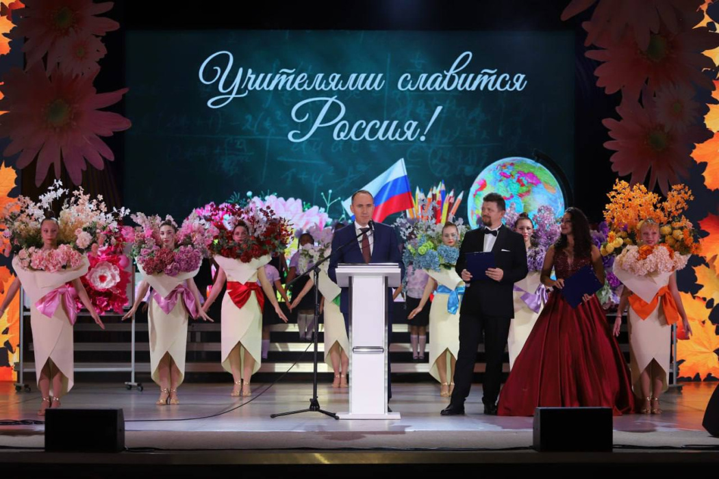 В честь профессионального праздника учителей во Дворце культуры отметили педагогов В честь профессионального праздника учителей во Дворце культуры отметили педагогов