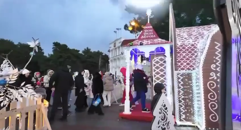 Домик Деда Мороза в Геленджике пользуется популярностью у детворы