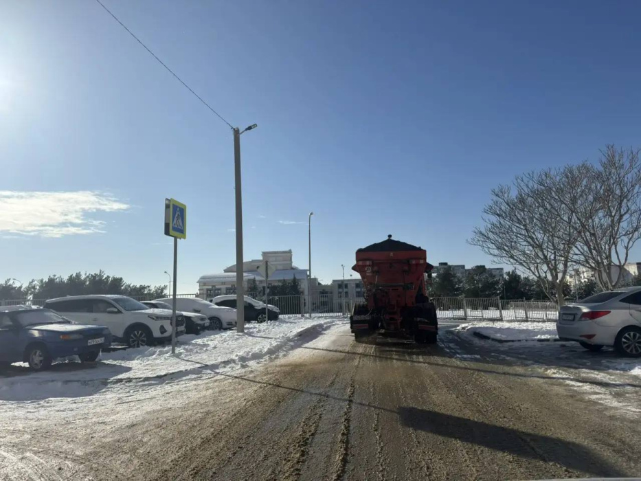 В Геленджике продолжается посыпка дорог противогололедной смесью