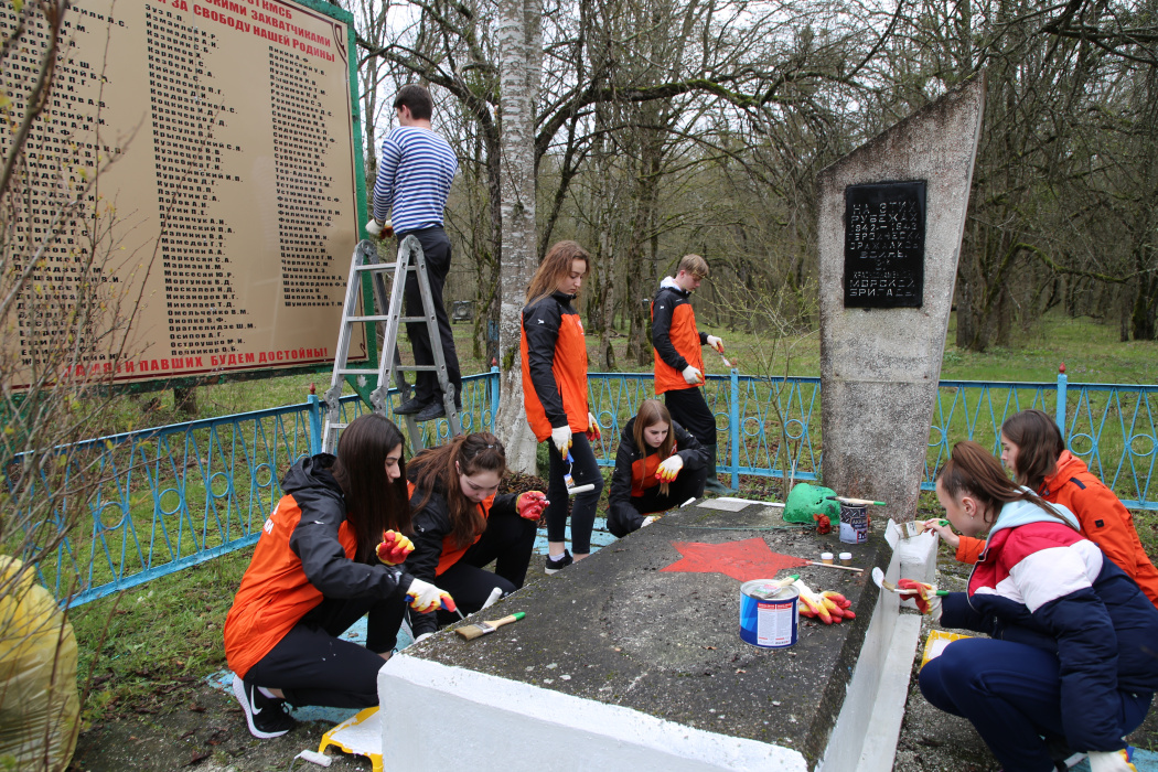 Объединённый десант волонтёров Геленджика и Кабардинки привели в порядок братскую могилу в Афонке