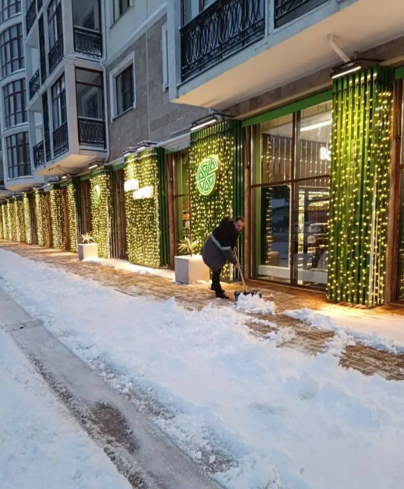 Жители курорта и предприятия торговли подключились к расчистке снега на прилегающих территориях