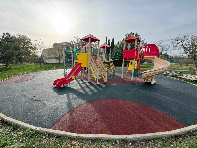 На детской площадке в парке "70 лет Победы" проведен ремонт мягкого покрытия детских игровых комплексов. На детской площадке в парке "70 лет Победы" проведен ремонт мягкого покрытия детских игровых комплексов.