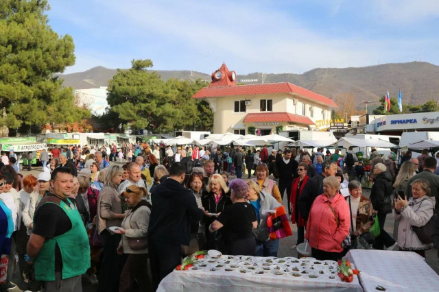 В Геленджике раздали 20 кг хамсы на ярмарке выходного дня