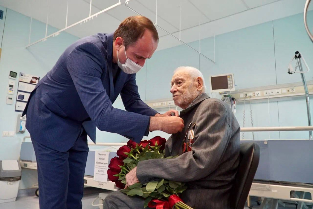  Глава Геленджика вручил знак отличия «Почетного жителя» 101-летнему ветерану 
