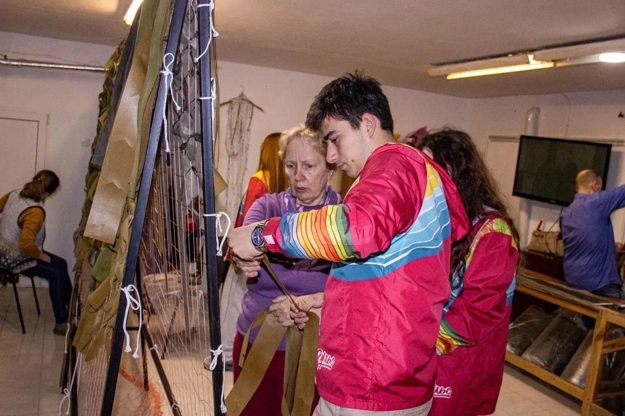 Волонтеры продолжают плести сети