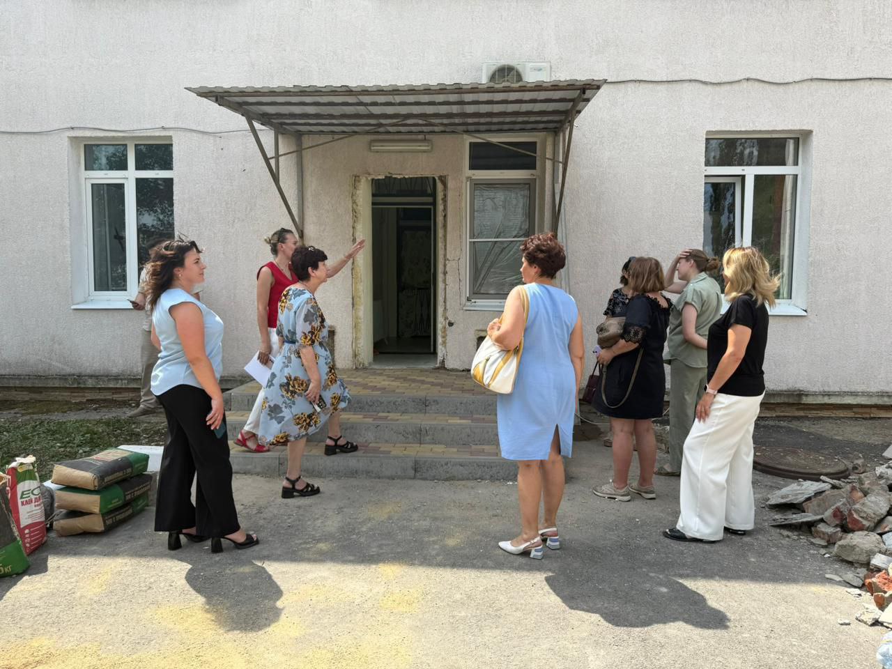 По инициативе Совета молодых депутатов продолжается мониторинг ремонтных работ в образовательных учреждениях Геленджика. 