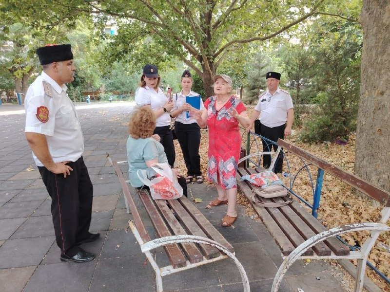 В Геленджике продолжаются рейды по охране общественного порядка на детских площадках.