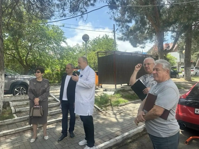 Депутаты Думы Геленджика проверили готовность поликлиники к курортному сезону.