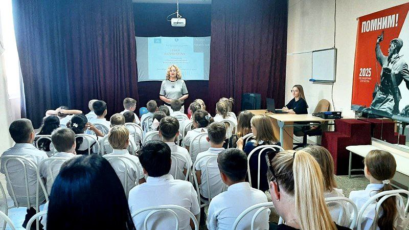 В преддверии Дня образования Краснодарского края депутаты Думы Геленджика провели «Уроки  патриотизма» в рамках проекта Совета молодых депутатов.