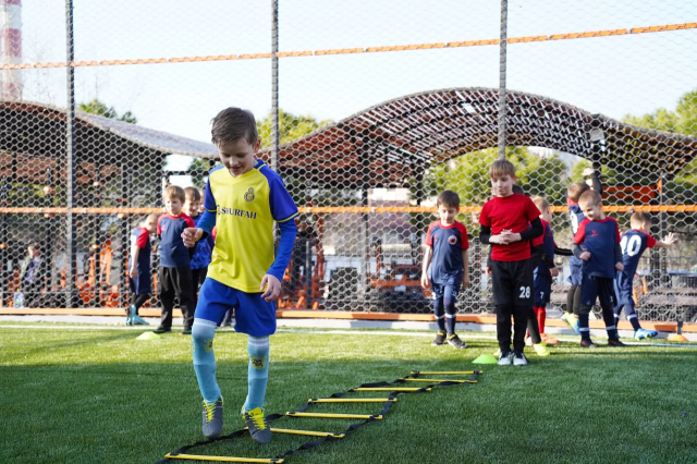 В микрорайоне Парус после ремонта футбольное поле занято с утра до вечера