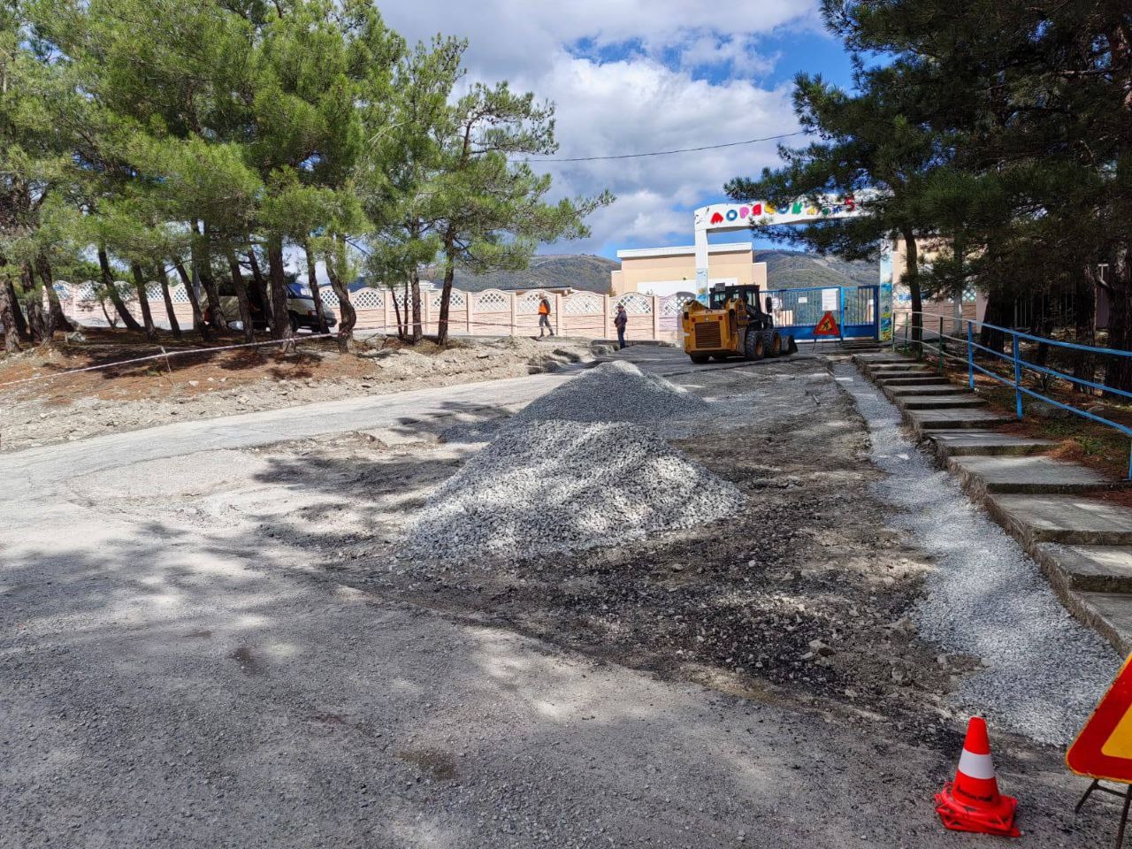 Начат ремонт подъездных путей к центрального въезду детского сада «Морячок».