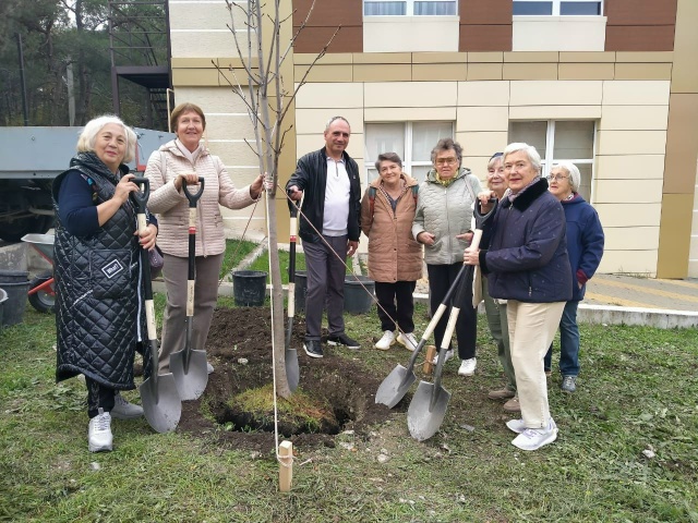На ул. Черняховского неравнодушные жители города вместе с депутатом Думы Геленджика Кареном Ашотовичем Согомонян посадили каштаны. На ул. Черняховского неравнодушные жители города вместе с депутатом Думы Геленджика Кареном Ашотовичем Согомонян посадили каштаны.