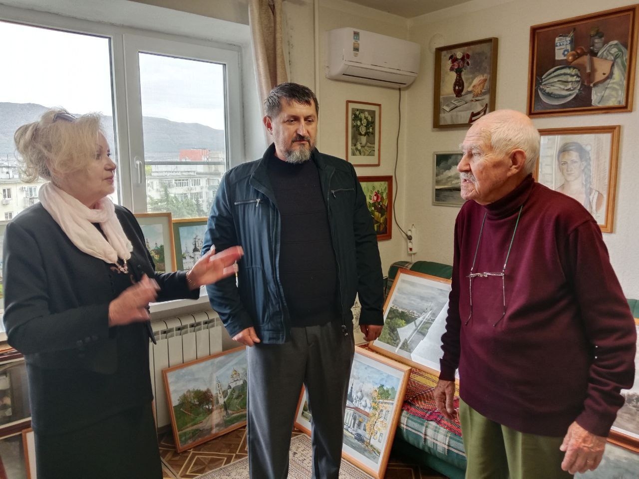 В рамках проекта Совета молодых депутатов "Завтрак с художником" депутаты Думы Геленджика посетили известного Геленджикского художника, путешественника, автора исторических рассказов о Геленджике Бориса Александровича Линникова.